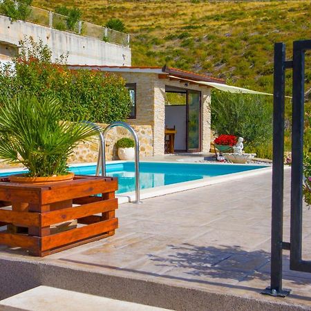 Hill Apartment With Private Pool Kucine Экстерьер фото