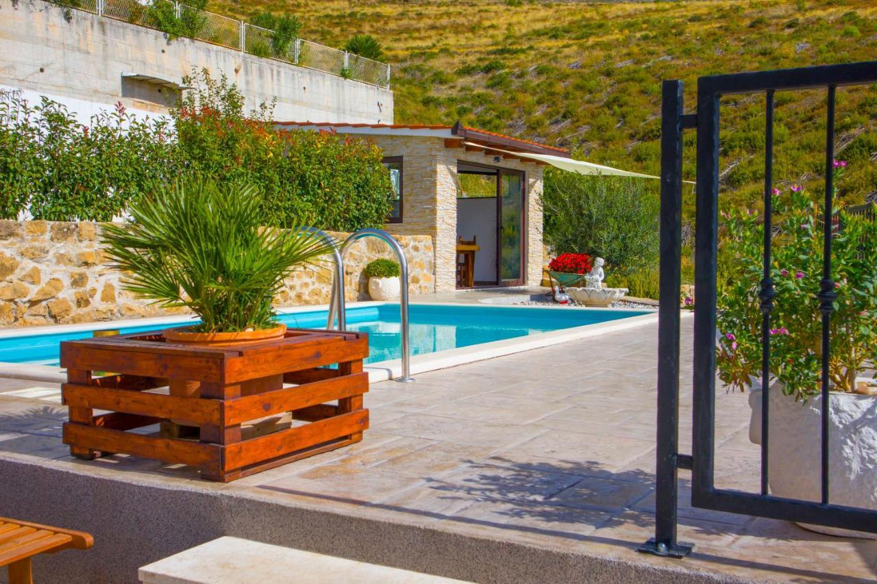 Hill Apartment With Private Pool Kucine Экстерьер фото